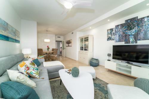 Apartamento Duquesa Dreams - 2 Bed/2 Bath Apt With Panoramic Golf Course And Mountain View