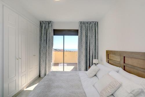 Duquesa Village Apartment - 2 Bed/2 Bath Apartment With Panoramic Sea Views