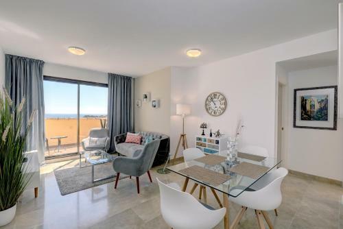 Duquesa Village Apartment - 2 Bed/2 Bath Apartment With Panoramic Sea Views