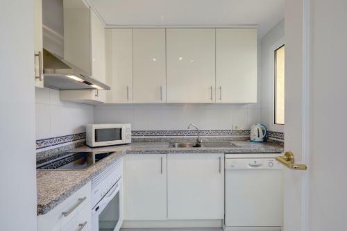 Duquesa Village Apartment - 2 Bed/2 Bath Apartment With Panoramic Sea Views