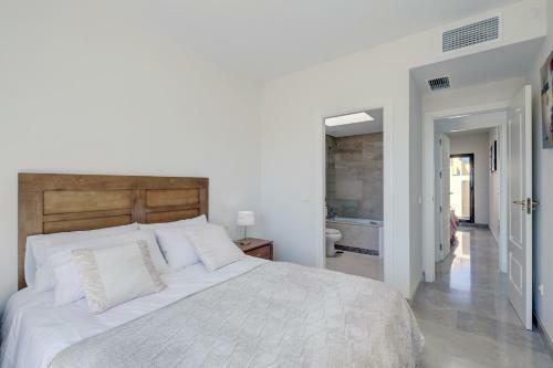 Duquesa Village Apartment - 2 Bed/2 Bath Apartment With Panoramic Sea Views