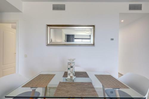 Duquesa Village Apartment - 2 Bed/2 Bath Apartment With Panoramic Sea Views