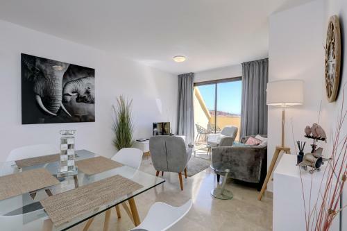 Duquesa Village Apartment - 2 Bed/2 Bath Apartment With Panoramic Sea Views