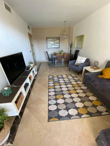 Puerto De La Duquesa Beachfront Apartment