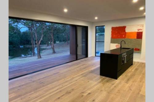 Hinze Dam Luxury Cabin Retreat