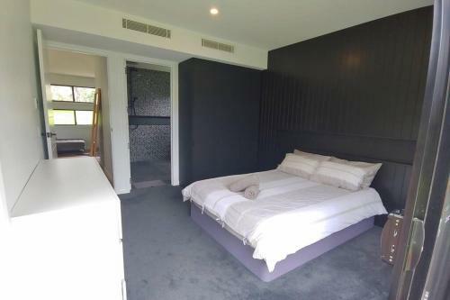 Hinze Dam Luxury Cabin Retreat