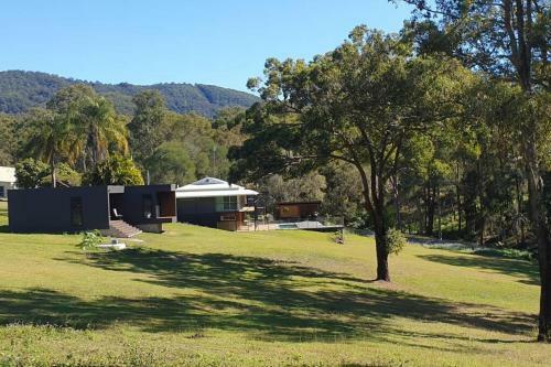 Hinze Dam Luxury Cabin Retreat