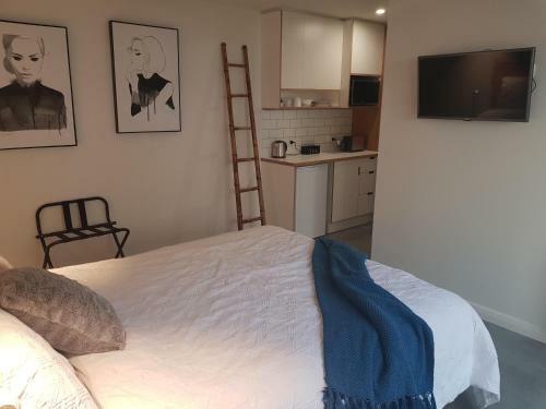 Modern, Private And Close To Town.