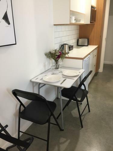 Modern, Private And Close To Town.