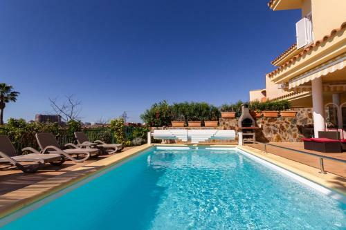 Sea Edge Friendly Villa