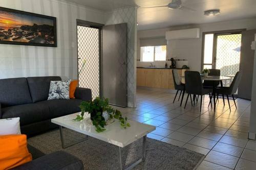 Andergrove Home With A Garden View-wi-fi & Netflix