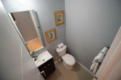 Modern 3 Bedroom Condo In Private Community 8