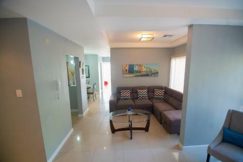 Modern 3 Bedroom Condo In Private Community 8
