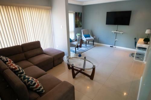 Modern 3 Bedroom Condo In Private Community 8