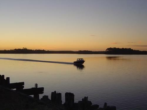 Regatta Point Tavern & Holiday Villas