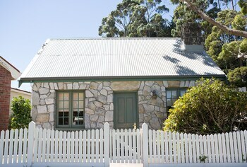 Hotel Strahan Village