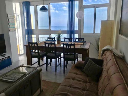 Aamazing Apartment ! On The Beach With Pool Close To Everything