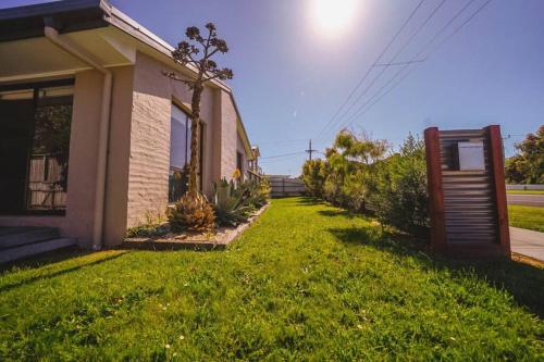 Orana ~ 2 Blocks To Beach ~ Free Wifi