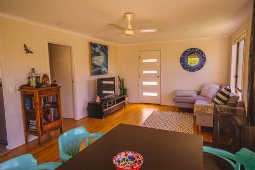 Orana ~ 2 Blocks To Beach ~ Free Wifi
