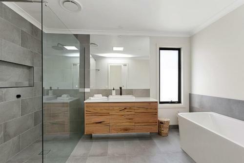 Benswan At The Bay - Modern 5-bedroom Holiday Home