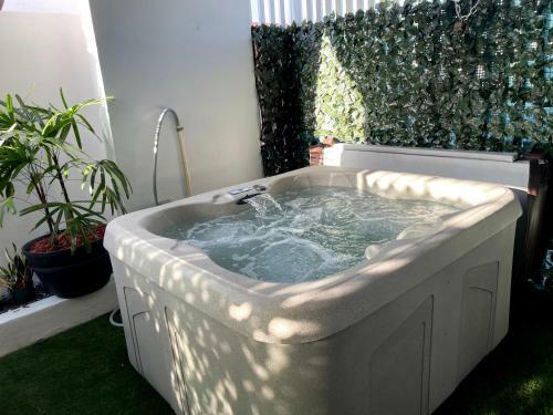 Newly Renovated House With Jacuzzi And Terrace