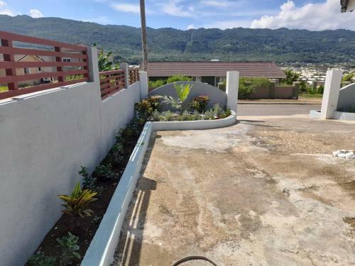 Mobay House With Hillside View Close To Beach