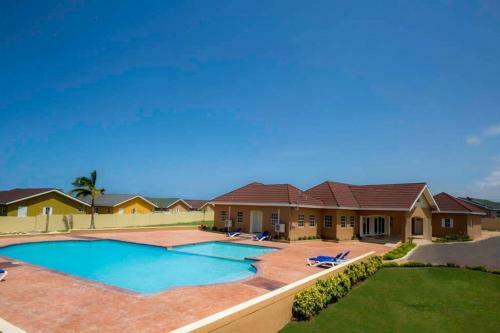 3 Bedrooms. 3 Bath Villa. Pool. Super Suite