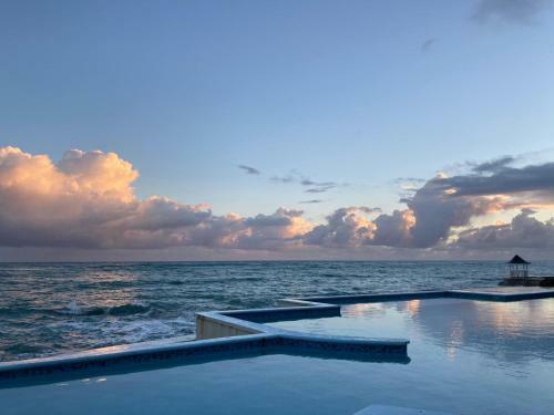 Apartamento Whispering Seas Oceanfront Suite