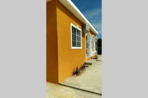 Home -felt Two Bedroom Vacation Home In Portmore