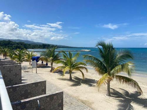 Modern, Chic Waterfront 3-bedroom Villa W/ Pool