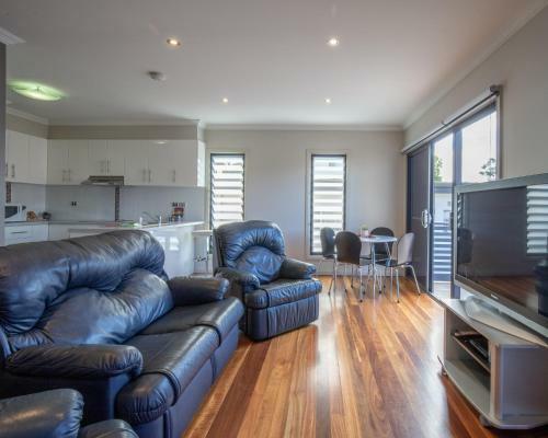 Spacious 3-bed Home With Bayviews From Balcony