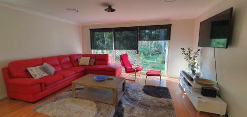 Rural Retreat Within A 5 Minute Drive To Beaches And Cbd.