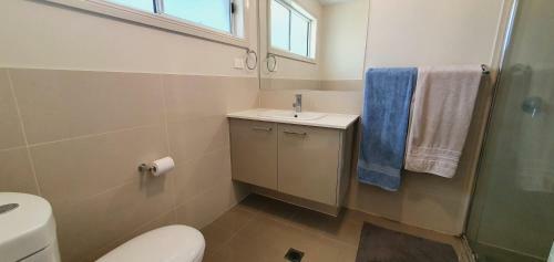Rural Retreat Within A 5 Minute Drive To Beaches And Cbd.