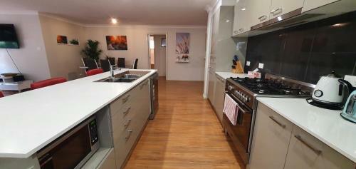 Rural Retreat Within A 5 Minute Drive To Beaches And Cbd.