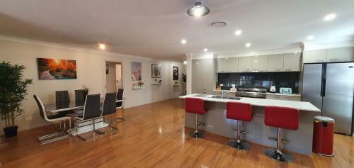 Rural Retreat Within A 5 Minute Drive To Beaches And Cbd.