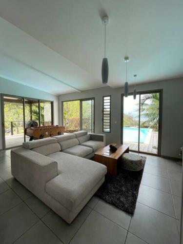 Modern City Villa Swimming Pool And View