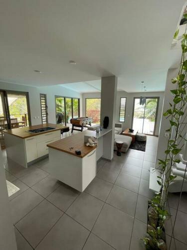 Modern City Villa Swimming Pool And View