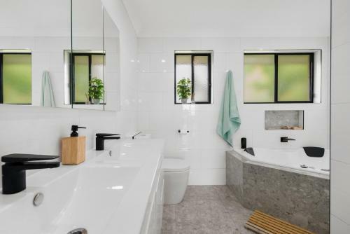 Casa On Cedar - Large 5 Star Luxury Home