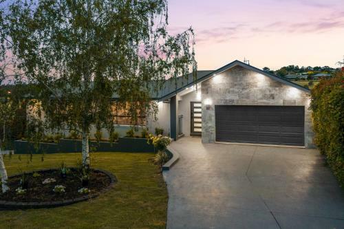 Casa On Cedar - Large 5 Star Luxury Home