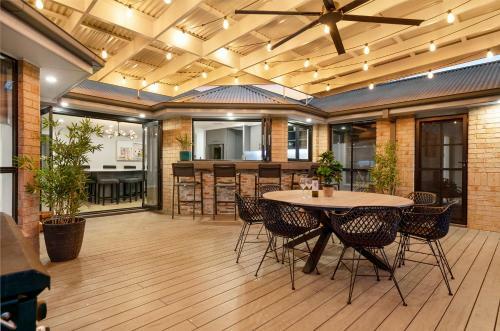 Casa On Cedar - Large 5 Star Luxury Home