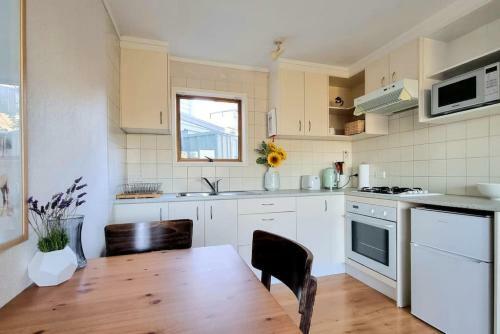 Lovely Browns Bay 4br Home Sea View Steps To Beach