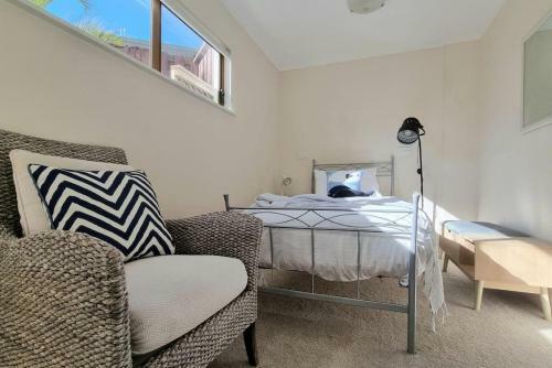 Lovely Browns Bay 4br Home Sea View Steps To Beach