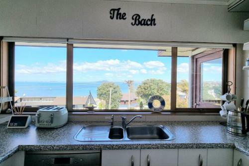 Lovely Browns Bay 4br Home Sea View Steps To Beach