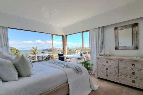 Lovely Browns Bay 4br Home Sea View Steps To Beach