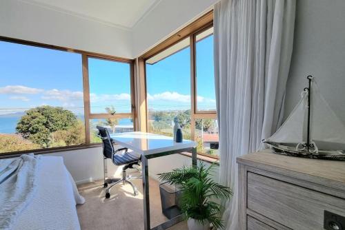 Lovely Browns Bay 4br Home Sea View Steps To Beach