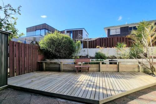 Lovely Browns Bay 4br Home Sea View Steps To Beach
