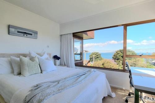 Lovely Browns Bay 4br Home Sea View Steps To Beach