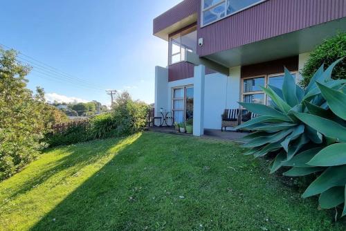 Lovely Browns Bay 4br Home Sea View Steps To Beach