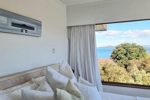 Lovely Browns Bay 4br Home Sea View Steps To Beach