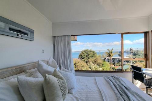 Lovely Browns Bay 4br Home Sea View Steps To Beach